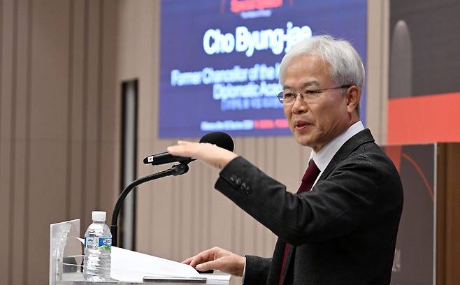 Cho Byung-jae, former chancellor of the Korea National Diplomatic Academy and author of The Return of Trump: Crisis or Opportunity, speaks during a special session at the Korea Herald Security Forum on Wednesday. (Lee Sang-sub / The Korea Herald)