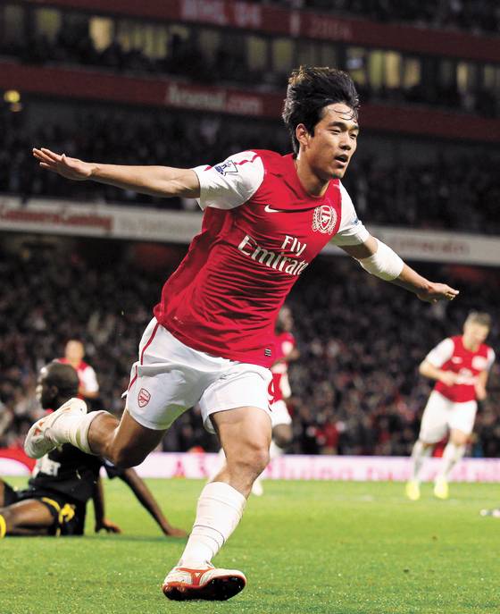 Arsenal's Park Chu-young celebrates scoring during a League Cup match against Bolton Wanderers at Emirates Stadium in London on Oct. 25, 2011. [AFP/YONHAP]