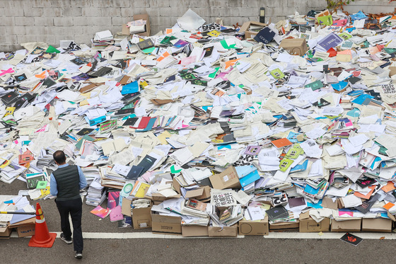 A parking lot of an academy in Seoul is filled with study material that test-takers threw away on Thursday, the day of the annual College Scholastic Ability Test (CSAT). [NEWS1]