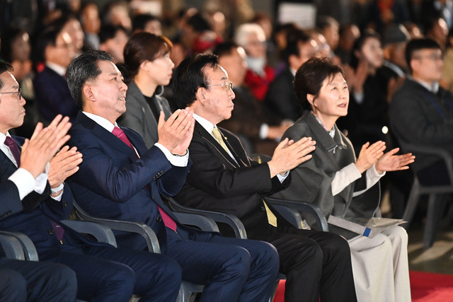 14일 구미코에서 열린 박정희 대통령 탄신107돌 문화행사에서 김장호 구미시장, 김관용 민주평화통일자문회의 수석부의장 , 박근혜 전 대통령이 박수를 치고 있다.   구미시 제공