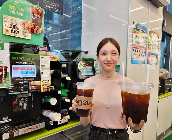 CU는 올여름 커피 음용량이 늘어나는 소비 패턴에 맞춰 편의점 즉석 커피 중 최대 용량인 1240ml 초대형 get 아이스 아메리카노 2XL을 출시한 바 있다. 초대형 사이즈임에도 2800원이라는 합리적인 가격으로 선보였다. [사진 = BGF리테일 제공]