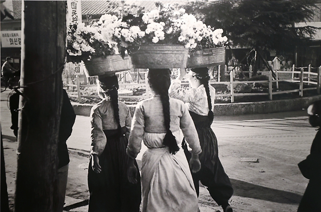 임응식 ‘아침’(1946). 부산 서면에서 이른 아침 꽃을 머리에 이고 가는 분주한 아낙네들의 모습을 담은 작품이다. 예화랑
