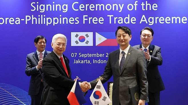 지난 2023년 9월 한국 정부와 필리핀 정부가 아세안 정상회의에서 양국간 FTA 서명 절차를 마쳤다. [사진 = 연합뉴스]