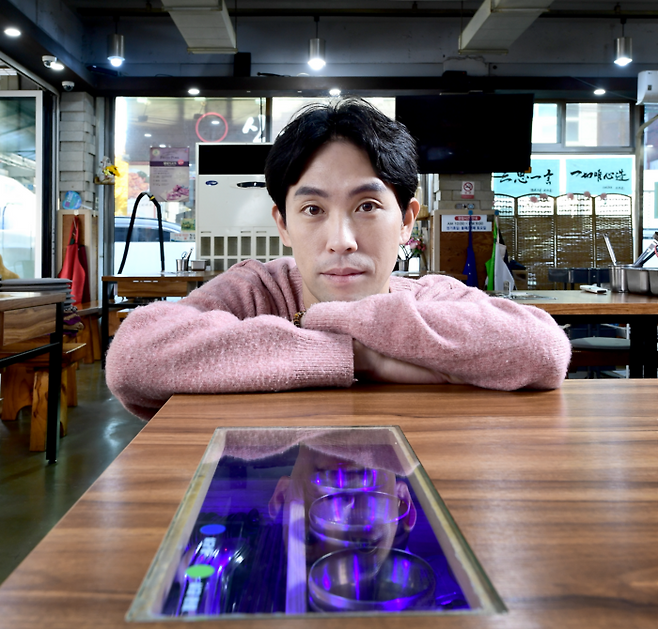 강신영 루카스 대표와 살균테이블(루카스 제공)