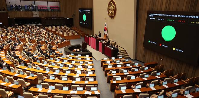 14일 오후 국회 본회의에서 '김건희 여사 특검법' 수정안이 야당 단독으로 통과되고 있다. [연합]