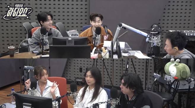 왼쪽 위부터 시계방향으로 자이로, 헨리, 박명수, 구름, 안신애, 화사 (사진=KBS 쿨FM ‘박명수의 라디오쇼’ 캡처)