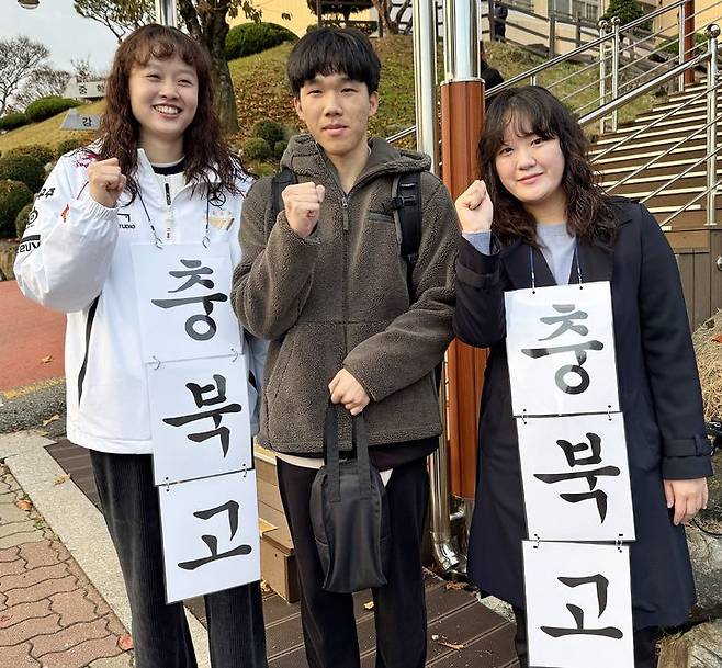 14일 2025학년도 대학수학능력시험이 치러진 청주 세광고등학교에서 충북고 김형민(왼쪽)교사, 송미정(오른쪽)교사가 수험생을 격려하고 기념사진을 찍고 있다.2024.11.14.kipoi@newsis.com  *재판매 및 DB 금지