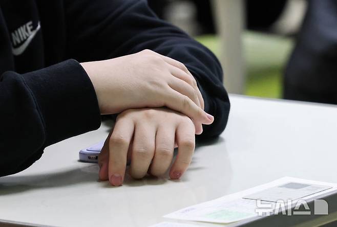 [수원=뉴시스] 경기사진공동취재단 = 2025학년도 대학수학능력시험일인 14일 경기도 수원시 동원고등학교에서 수험생이 1교시 국어영역 시험을 준비하고 있다. 2024.11.14. photo@newsis.com
