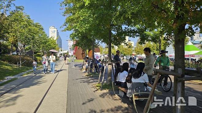 [포항=뉴시스] 송종욱 기자 = 포항시의 철길 숲(9.3㎞) 이용률 조사에서 휴일 3만 1476명, 평일 2만 6833명이 이용하고, 연간 4348억원의 소비 유발 효과로 지역 경제 활성화에 이바지하고 있는 것으로 분석됐다. 사진은 포항 철길 숲 전경. (사진=포항시 제공) 2024.11.14. photo@newsis.com