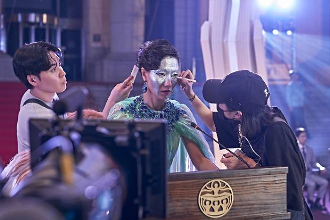 김신록은 자신이 의상 분장에 영향을 많이 받는 배우라고 밝혔다. 그는 "분장하게 되면 과감한 연기가 나온다"며 "훨씬 수월해지고 편안해지더라"고 말했다. 또 인물 연구에 대해선 "환경도 그 사람의 일부"라며 인물 환경을 고려하며 연기한다고 덧붙였다. 넷플릭스 제공