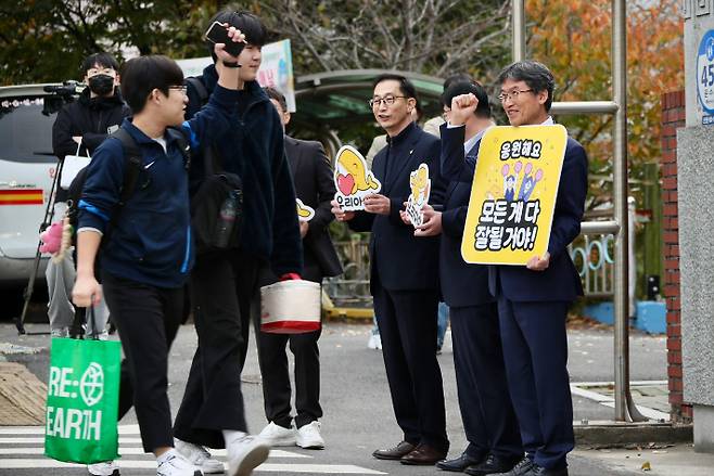 2023학년도 대학수학능력시험이 울산지역 26개 시험장에서도 일제히 시작됐다. 제28지구 23시험장인 울산여고에서 경찰관과 학교 관계자들이 수험생들을 응원하고 있다. 반웅규 기자