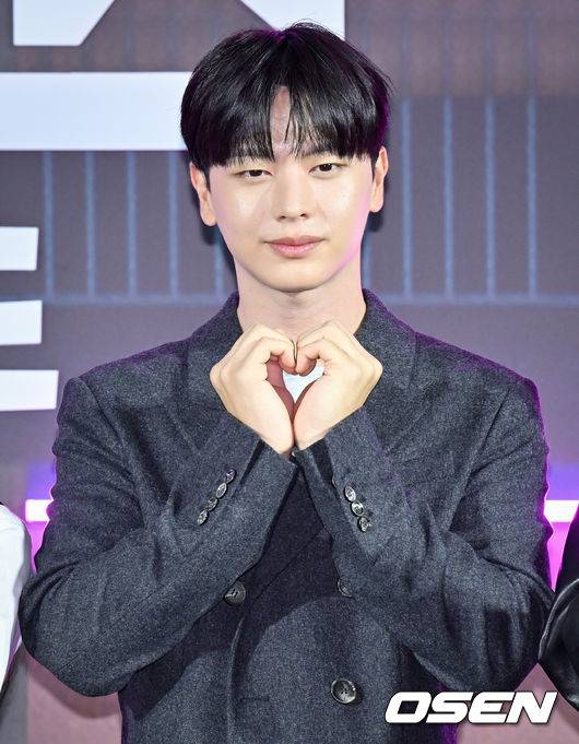 박진경 피디는 "부제를 '뉴 블러드'라고 한 이유는 편집이 끝날 때쯤 그렇게 정했다. 그 전에는 그냥 시즌2라고 불렀다. 극 중에서 뉴 블러드가 가지는 의미가 있다. 좀비물에서 항상 등장하는 새로운 피, 면역자가 나오고, 실제로 새로운 피가 많이 수혈됐다. 여기 출연자 중 블러드를 흘리면서 반 이상 죽게 된다"고 밝혔다.  MC 박슬기는 "이거 스포 아니냐?"며 놀랐고, 박진경 피디는 "요즘 세상에 스포가 어딨냐? 그래도 재밌게 보실 수 있을 것"이라고 답했다.  박진경 피디는 "예능과 드라마의 묘한 조화라서 우리는 '예라마'라고 봐도 된다. 보시면 알 수 있다. 장르에 대한 질문이 많이 들어온다. 이건 새로운 장르다. 설명하기 애매하다. '새로운 장르다'하면서 그냥 즐겨주시면 좋겠다"고 덧붙였다.