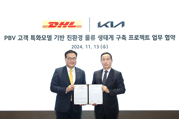 DHL 코리아 한지헌 대표(왼쪽)와 기아 정원정 국내사업본부 부사장이 13일 ‘친환경 특화모델 차량 개발 협력’을 위한 업무협약을 체결한 뒤 기념촬영을 하고 있다.