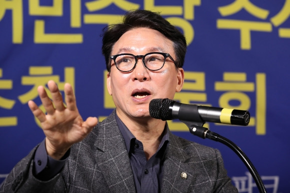 김민석 더불어민주당 수석최고위원이 14일 오전 대구 남구 이천동 대구아트파크에서 열린 아시아포럼21 초청토론회에 참석해 언론인 질문에 답하고 있다. 뉴스1