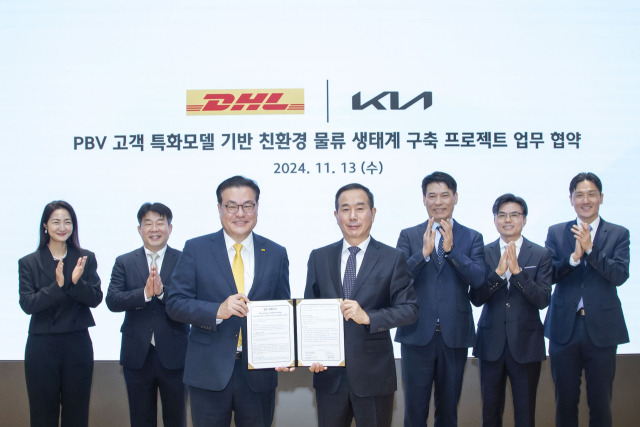 국제특송기업 DHL 코리아(대표 한지헌)가 기아와 국제 특송 업무 환경에 최적화된 특화모델 차량 개발 협력을 추진한다고 14일 밝혔다. 사진 왼쪽부터 정예경 DHL 구매본부 상무, 정상훈 DHL 업무본부 본부장, 한지헌 DHL 코리아 대표, 정원정 기아 국내사업본부 부사장, 박경업 기아 국내 PBV 사업실 상무, 문영도 기아 판매솔루션실 실장, 정철희 기아 PBV 사업개발실 상무. 사진 제공=DHL코리아