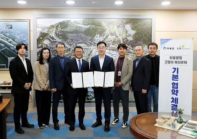 하동군은 13일 LH 경남지역본부와 하동광평 고령자복지주택 기본협약을 체결했다. ⓒ하동군