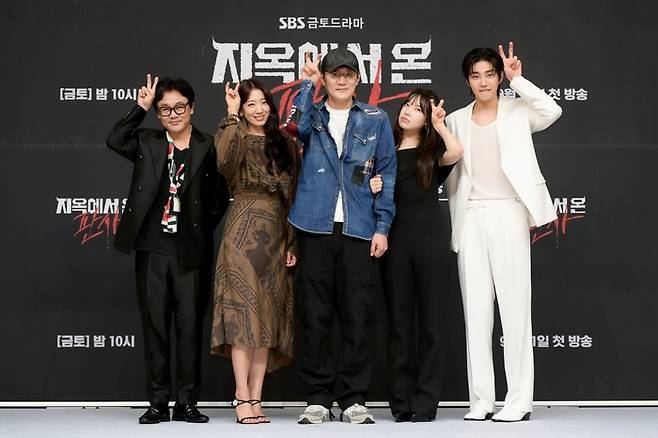 SBS 드라마 ‘지옥에서 온 판사’를 연출한 박진표 감독(가운데)이 지난 9월 열린 드라마 제작발표회에서 출연 배우 김인권(왼쪽부터), 박신혜, 김아영, 김재영과 포즈를 취하고 있다. 사진 SBS