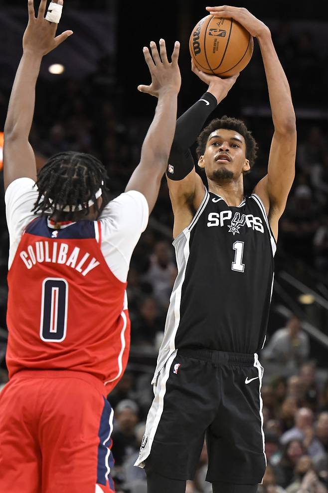 샌안토니오 웸반야마가 14일 워싱턴전에서 외곽슛을 던지고 있다. AP연합뉴스