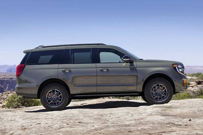 신형 포드 익스페디션 측면