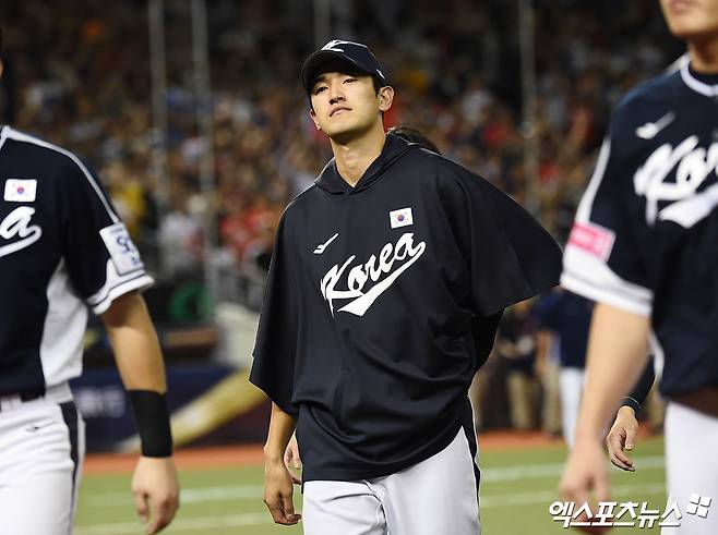 한국 야구 대표팀 투수 고영표(KT 위즈)가 13일 대만 타이베이의 타이베이돔에서 열린 2024 WBSC 프리미어12 조별리그 B조 1차전에서 대만을 상대로 선발등판, 2이닝 6실점으로 패전투수의 멍에를 썼다. 사진 박지영 기자