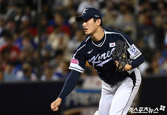 13일 오후 대만 타이베이돔에서 열린 '2024 WBSC(세계야구소프트볼연맹) 프리미어12' B조 조별리그 대한민국과 대만의 경기, 1회말 한국 선발투수 고영표가 역투하고 있다. 타이베이(대만), 박지영 기자