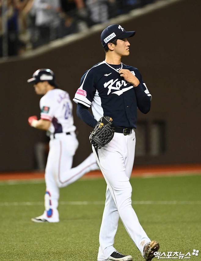 13일 오후 대만 타이베이돔에서 열린 '2024 WBSC(세계야구소프트볼연맹) 프리미어12' B조 조별리그 대한민국과 대만의 경기, 2회말 2사 2루 한국 선발투수 고영표가 대만 천제슈엔에게 투런 홈런을 허용한 뒤 아쉬워하고 있다. 타이베이(대만), 박지영 기자