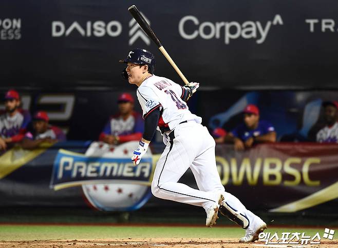 최원준이 14일 대만 타이베이 톈무야구장에서 열린 '2024 세계야구소프트볼연맹(WBSC) 프리미어12' 조별리그 B조 2차전에서 쿠바를 상대로 선제 1타점 적시타를 쳐냈다. 사진 박지영 기자