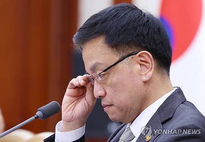 경제관계장관회의, 자료 살피는 최상목 부총리 [연합뉴스 자료사진]