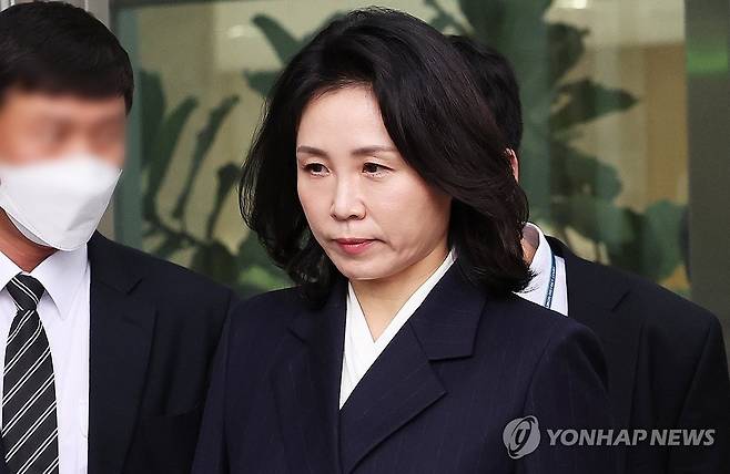 벌금형 선고받은 김혜경 씨 (수원=연합뉴스) 홍기원 기자 = 공직선거법 위반 혐의로 불구속기소 된 더불어민주당 이재명 대표의 배우자 김혜경 씨가 14일 오후 경기도 수원시 영통구 수원지방법원에서 열린 1심 선고공판을 마치고 나오고 있다. 2024.11.14 xanadu@yna.co.kr