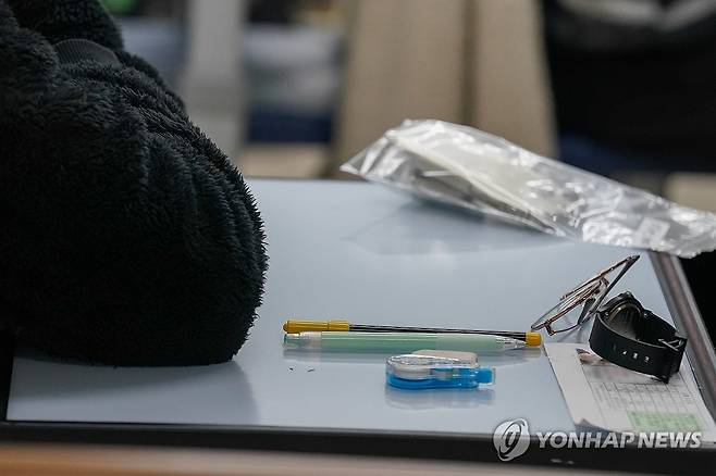 수험생 책상 위에 놓인 '맑은 옥색' 샤프 (서울=연합뉴스) 2025학년도 대학수학능력시험일인 14일 서울 종로구 경복고등학교에서 수험생들이 시험 시작을 기다리고 있다. 2024.11.14 [사진공동취재단] photo@yna.co.kr
