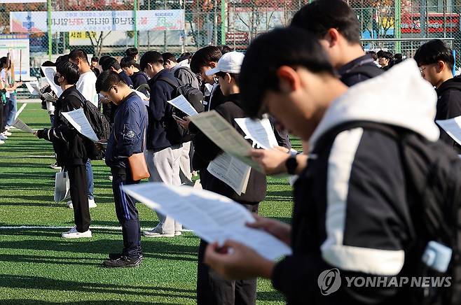 '수능시험 안내문 반드시 확인' (대전=연합뉴스) 이주형 기자 = 2025학년도 대학수학능력시험을 하루 앞둔 13일 오후 대전 서구 충남고등학교 예비 소집에 참석한 수험생들이 배부된 유의 사항 유인물을 확인하고 있다. 2024.11.13 coolee@yna.co.kr