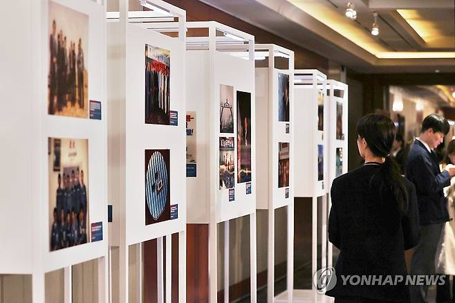 한국 반도체 산업을 돌아보는 사진전 (서울=연합뉴스) 진연수 기자 = 14일 오후 서울 중구 롯데호텔에서 국가기간뉴스통신사 연합뉴스 주최로 열린 제1회 미래경제포럼에서 참석자가 반도체 50주년 사진전을 관람하고 있다. 
이번 포럼의 주제는 '포스트 미 대선 - 달아오르는 패권 경쟁'으로, 한국의 반도체 산업 태동 50주년을 맞아 반도체를 키워드로 한국 첨단산업의 현황과 과제를 조명한다. 2024.11.14 jin90@yna.co.kr