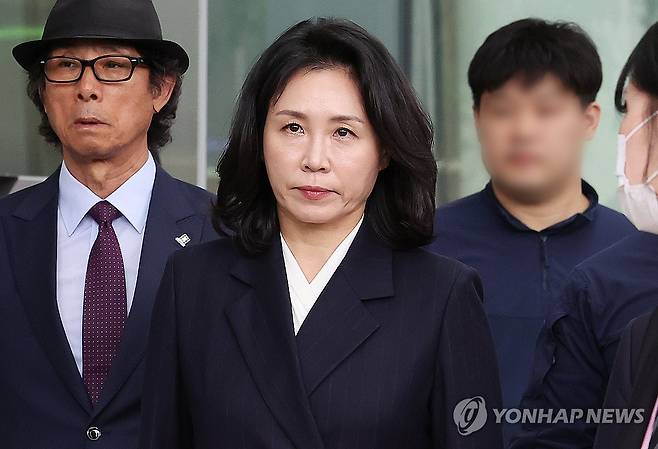 '공직선거법 위반' 김혜경 1심 벌금 150만원 선고 (수원=연합뉴스) 홍기원 기자 = 공직선거법 위반 혐의로 불구속기소 된 더불어민주당 이재명 대표의 배우자 김혜경 씨가 14일 오후 경기도 수원시 영통구 수원지방법원에서 열린 1심 선고공판을 마치고 나오고 있다. 2024.11.14 xanadu@yna.co.kr