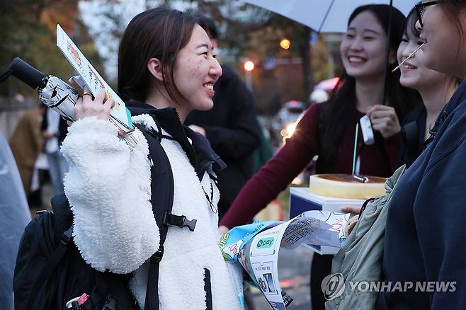 마중 나온 친구에 행복한 수험생 (대전=연합뉴스) 강수환 기자 = 2025학년도 대학수학능력시험이 치러진 14일 오후 대전 서구 둔산여고 시험장에서 수능을 마친 수험생이 케이크를 들고 마중 나온 친구들을 만나고 있다. 2024.11.14 swan@yna.co.kr