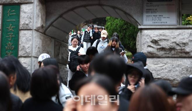 2025학년도 대학수학능력시험일인 14일 인천 중구 인일여자고등학교에서 수능 시험을 마친 수험생들이 시험장을 나오고 있다.(사진=뉴시스)