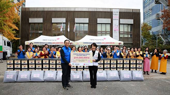 고려아연 김기준 지속가능경영본부장(왼쪽)과 대한적십자사 서울지사 허혜숙 사무처장(오른쪽)이 취약계층 후원물품 전달식 기념촬영을 하는 모습. (사진=고려아연)