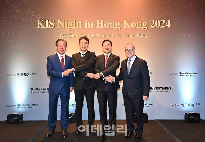 한국투자증권은 지난 13일 홍콩에서 IR행사 ‘KIS 나잇(KIS Night in Hongkong 2024)’을 개최했다.왼쪽부터 엑스디 양 칼라일 아시아 회장, 이복현 금융감독원장, 김성환 한국투자증권 사장, 케빈 스니더 골드만삭스 아시아태평양본부 회장 순[한국투자증권 제공]