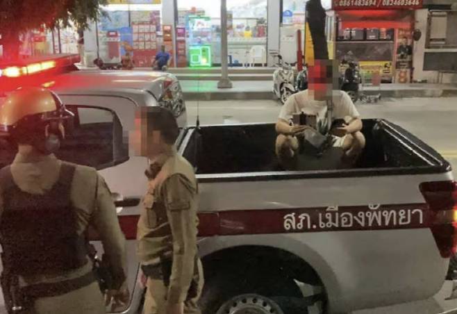 지난 14일(현지 시각) 태국의 한 마사지숍에서 여성 업주를 폭행한 혐의로 체포된 한국인의 모습. (사진=방콕포스트 캡처)