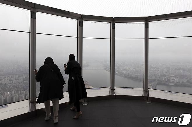 시민들이 구름 낀 한강 일대를 보고 있다. (사진은 기사 내용과 무관함) / 뉴스1 ⓒ News1