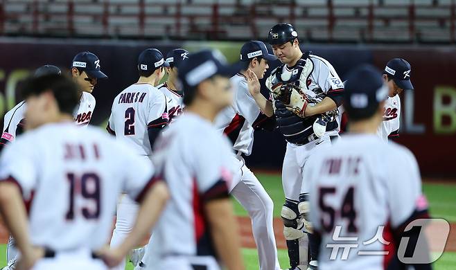 14일(현지시간) 오후 대만 타이베이시 톈무 야구장에서 열린 2024 WBSC 프리미어12 B조 예선 대한민국과 쿠바의 경기에서 8대 4.로 승리한 대한민국 선수들이 기뻐하고 있다. 2024.11.14/뉴스1 ⓒ News1 장수영 기자