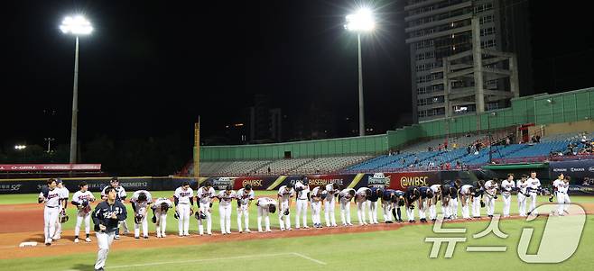 14일(현지시간) 오후 대만 타이베이시 톈무 야구장에서 열린 2024 WBSC 프리미어12 B조 예선 대한민국과 쿠바의 경기에서 8대 4.로 승리한 대한민국 선수들이 팬들을 향해 인사하고 있다. 2024.11.14/뉴스1 ⓒ News1 장수영 기자