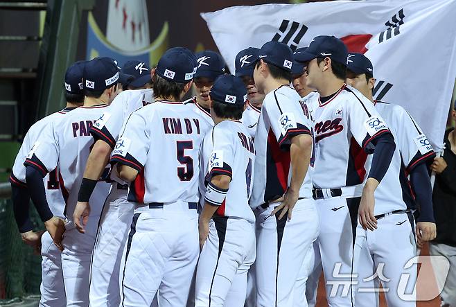 14일(현지시간) 오후 대만 타이베이시 톈무 야구장에서 열린 2024 WBSC 프리미어12 B조 예선 대한민국과 쿠바의 경기에 앞서 대표팀 선수들이 파이팅을 외치고 있다. 2024.11.14/뉴스1 ⓒ News1 장수영 기자