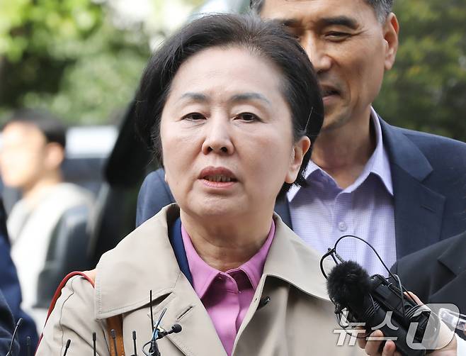 윤석열 대통령 부부 공천 개입 의혹의 핵심 인물인 김영선 전 국민의힘 의원이 14일 오후 공천을 대가로 정치자금을 주고받은 혐의(정치자금법 위반)로 경남 창원시 성산구 창원지방법원에서 열린 구속 전 피의자 심문(영장실질심사)에 출석하고 있다. 2024.11.14/뉴스1 ⓒ News1 윤일지 기자