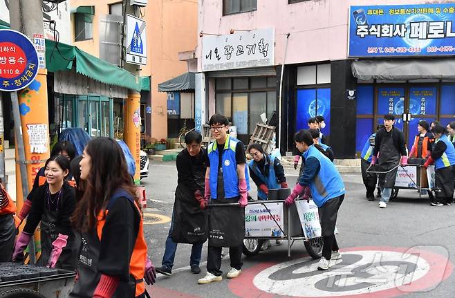 조폐공사와 한국가스기술공사, 소상공인시장진흥공단 직원들이 연탄을 나르고 있다.(한국조폐공사 제공)/뉴스1