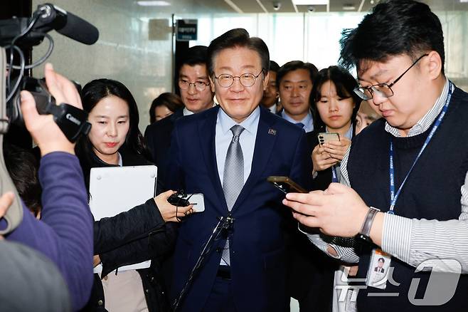 공직선거법 위반 혐의 1심 선고를 앞둔 이재명 더불어민주당 대표가 15일 서울 여의도 국회 당대표실을 나서며 취재진 질문을 받고 있다. 2024.11.15/뉴스1 ⓒ News1 안은나 기자