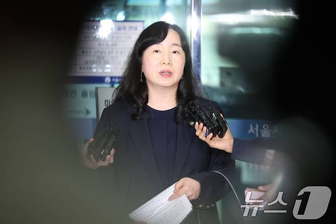 2025학년도 연세대학교 수시 논술 시험 문제 사전 유출 논란과 관련해 수험생과 학부모 측 집단 소송 대리인인 김정선 변호사가 29일 서울 마포구 서울서부지방법원에서 열린 논술시험 효력 정지 가처분 소송 첫 재판을 마친 뒤 입장을 밝히고 있다. 2024.10.29/뉴스1 ⓒ News1 이동해 기자