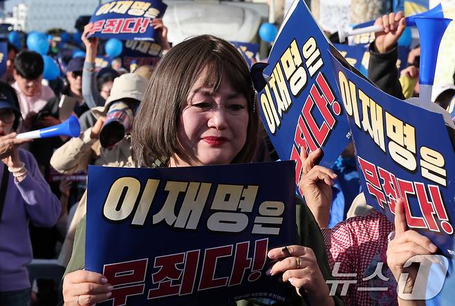 이재명 더불어민주당 대표의 '공직선거법 위반' 1심 선고 공판에서 징역 1년에 집행유예 2년을 선고받은 15일 서울 서초구 서울중앙지방법원 앞에서 한 지지자가 울먹이고 있다. 2024.11.15/뉴스1 ⓒ News1 김성진 기자