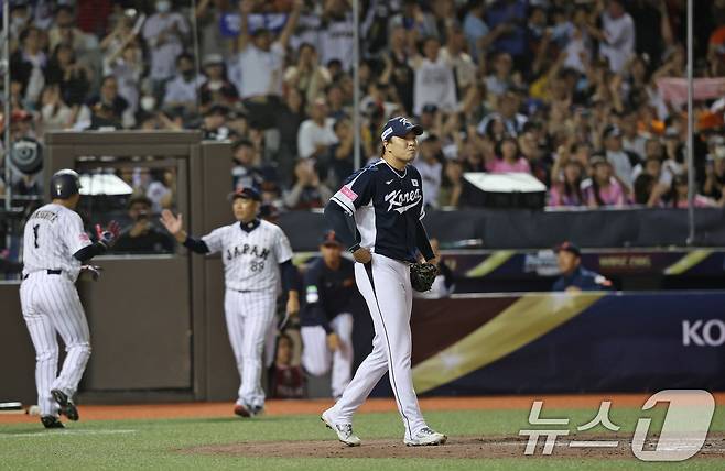 15일(현지시간) 오후 대만 타이베이시 타이베이돔에서 열린 2024 WBSC 프리미어12 B조 예선 대한민국과 일본의 경기, 5회말 일본공격 2사 만루 상황에서 마운드에 오른 이영하가 안타를 허용하며 2실점하고 있다. 2024.11.15/뉴스1 ⓒ News1 장수영 기자