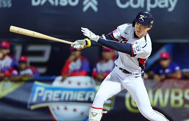 14일 오후 대만 타이베이 톈무구장에서 열린 2024 세계야구소프트볼연맹(WBSC) 프리미어12 B조 조별리그 대한민국과 쿠바의 경기. 2회말 2사 2루에서 박성한이 안타를 치고 있다. 사진 | 타이베이=연합뉴스