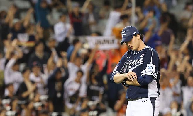 15일 오후 대만 타이베이돔에서 열린 세계야구소프트볼연맹(WBSC) 프리미어12 2024 B조 조별리그 대한민국과 일본의 경기. 7회말 1사 1루에서 모리시타 쇼타에게 투런 홈런을 허용한 정해영이 아쉬워하고 있다. 사진 | 타이베이=연합뉴스